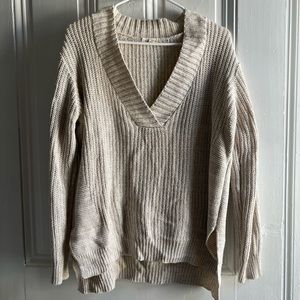 Urban Outfitters Long Sleeve V Neck Cable Knit Sweater in Cream Size XS